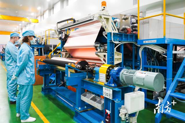 嘉元科技生產車間內，生箔陰極輥緩緩轉動，薄如蟬翼的銅箔隨即剝離卷取。張森裕 攝