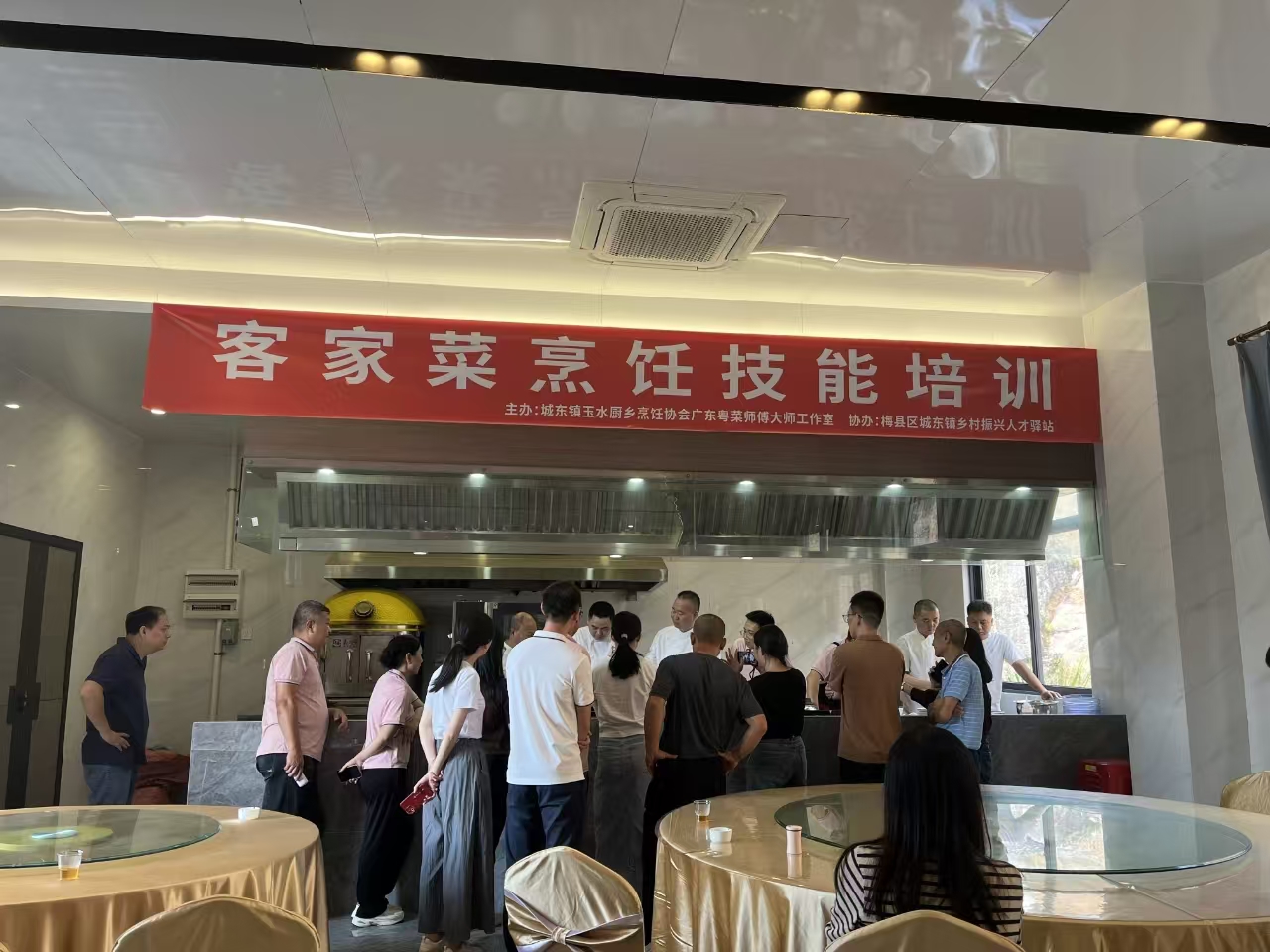 大師現場實操教學,學員觀摩學習.jpg