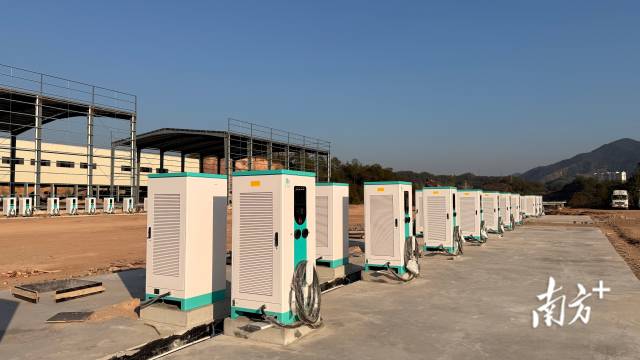 嘉興物流園區(qū)已建成30個新能源充電樁。 見習(xí)記者 楊斐君 攝 嘉興物流園區(qū)已建成30個新能源充電樁。 見習(xí)記者 楊斐君 攝