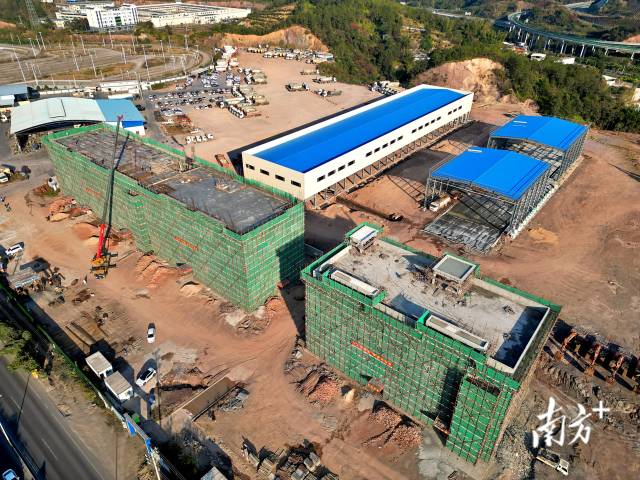 位于城東工業(yè)園的嘉興物流園,三棟主體建筑已封頂。 見習(xí)記者 楊斐君 攝 位于城東工業(yè)園的嘉興物流園,三棟主體建筑已封頂。 見習(xí)記者 楊斐君 攝