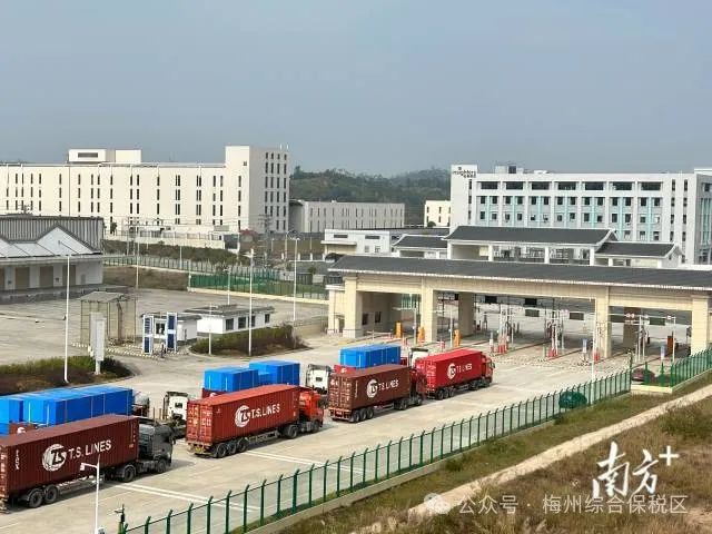 梅州綜保區(qū)鼓勵(lì)區(qū)內(nèi)企業(yè)搶抓訂單,做大業(yè)務(wù)量,全力做大保稅業(yè)務(wù)進(jìn)出口值。 圖片