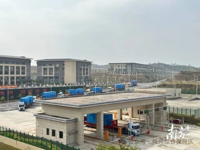 2024年是國(guó)際陸港正式運(yùn)營(yíng)的第一年,“區(qū)港聯(lián)動(dòng)”“海鐵聯(lián)運(yùn)”效應(yīng)逐步釋放。 圖片