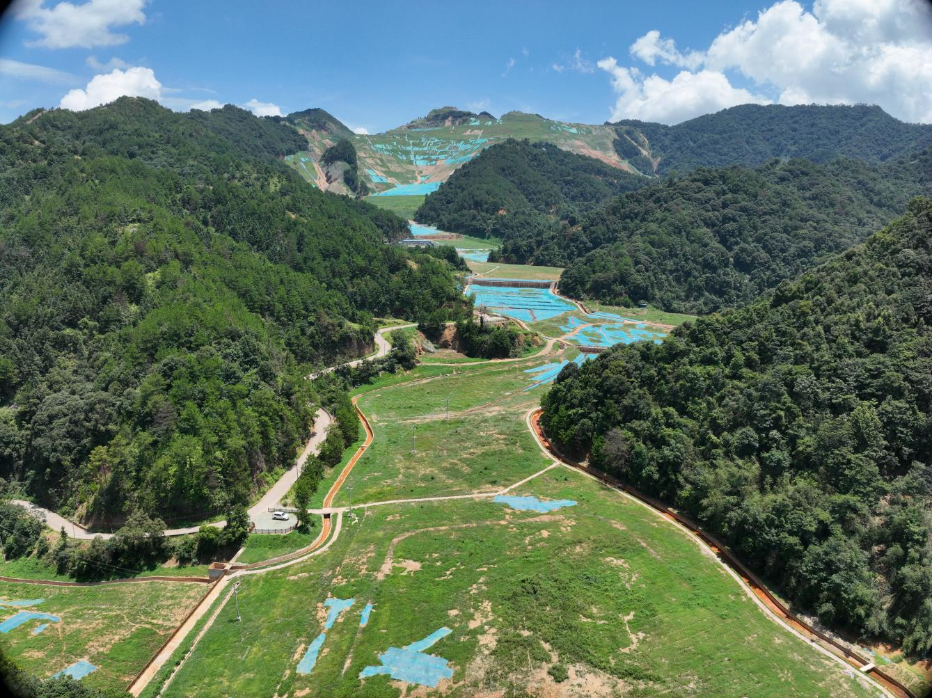 梅州市鐵山嶂廢棄礦區(qū)生態(tài)修復(fù)后航拍圖.png